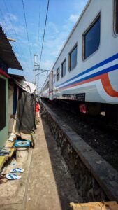 Gambir to Tugu train passing the slums