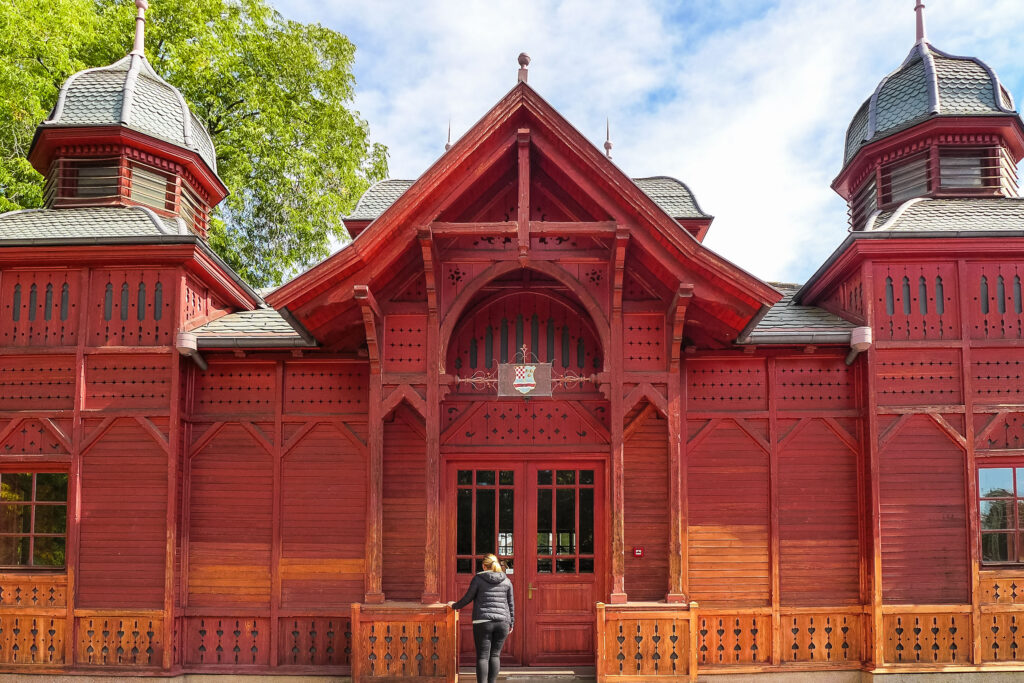 Wooden house in the Botanical Garden