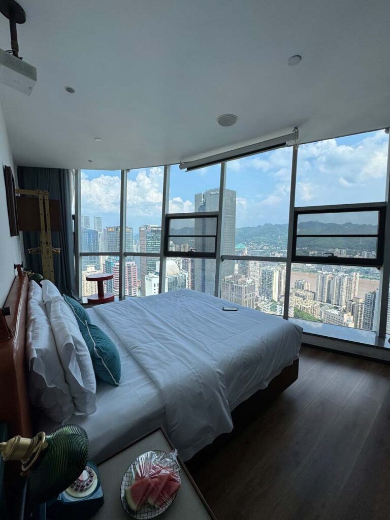 Chongqing Jiefangbei Hongya Cave Houju High-altitude River-view Hotel