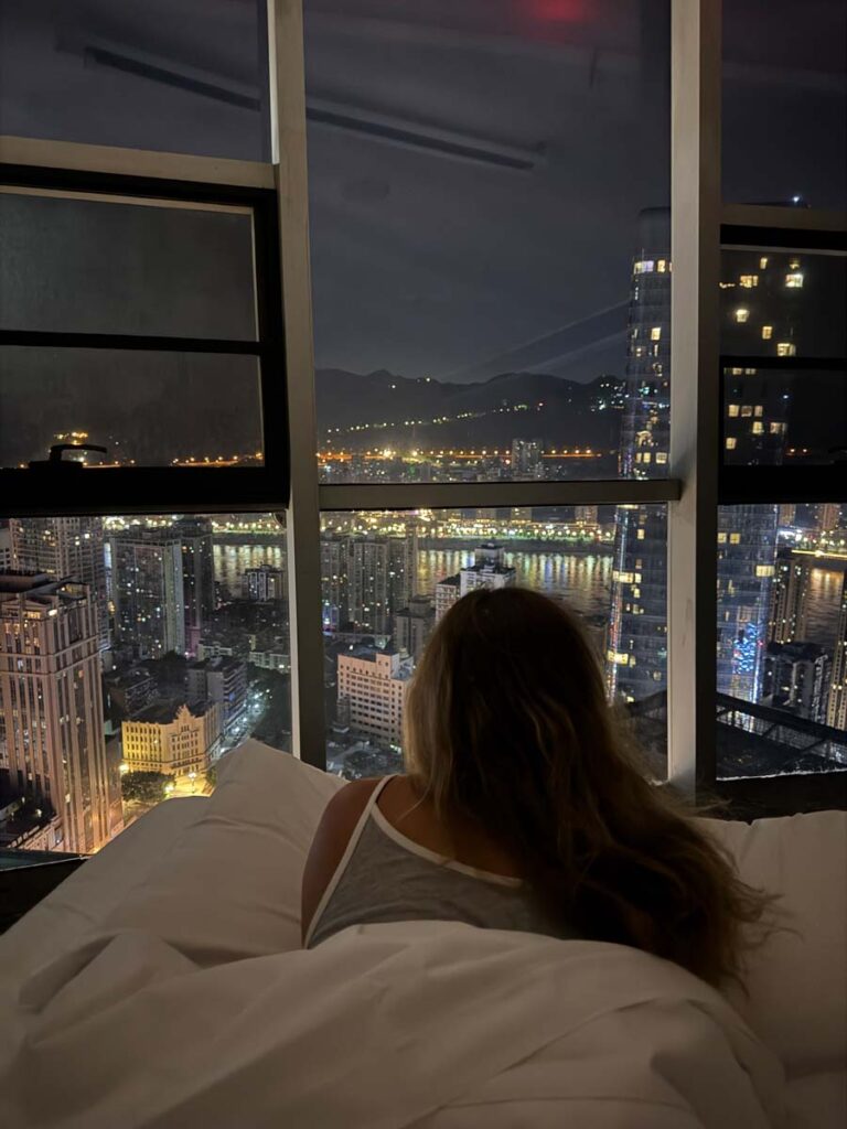 Views from Chongqing Jiefangbei Hongya Cave Houju High-altitude River-view Hotel