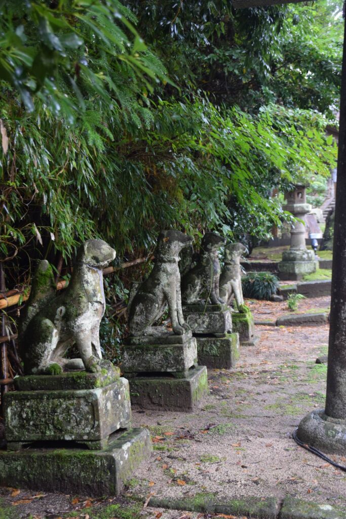 Fox statues at Jozan Inari Shrine